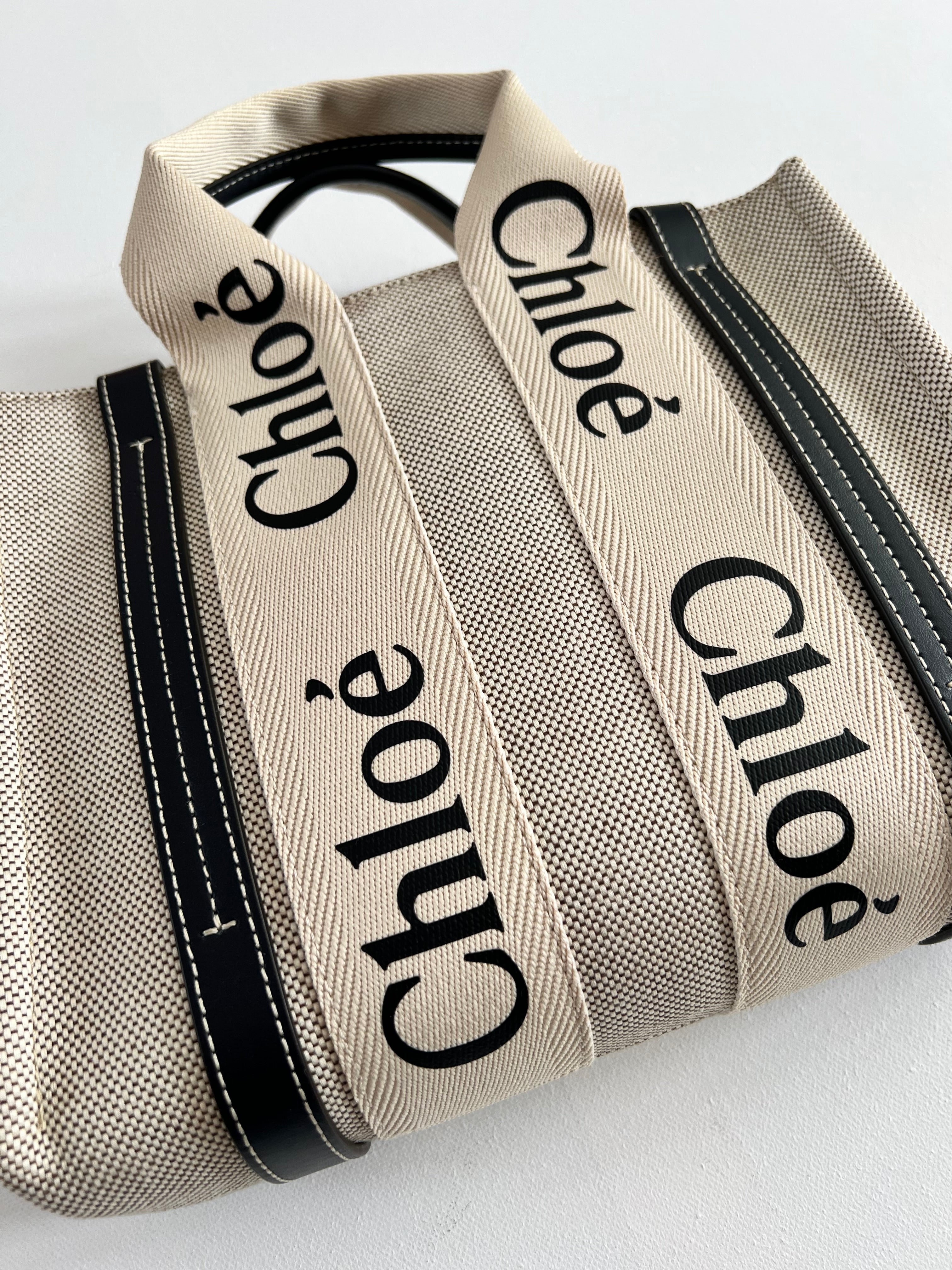 トートバッグ CHLOE WOODY SMALL CANVAS TOTE Chloé Mini Woody Tote Bag In Linen in White - Brown | Chloé HK