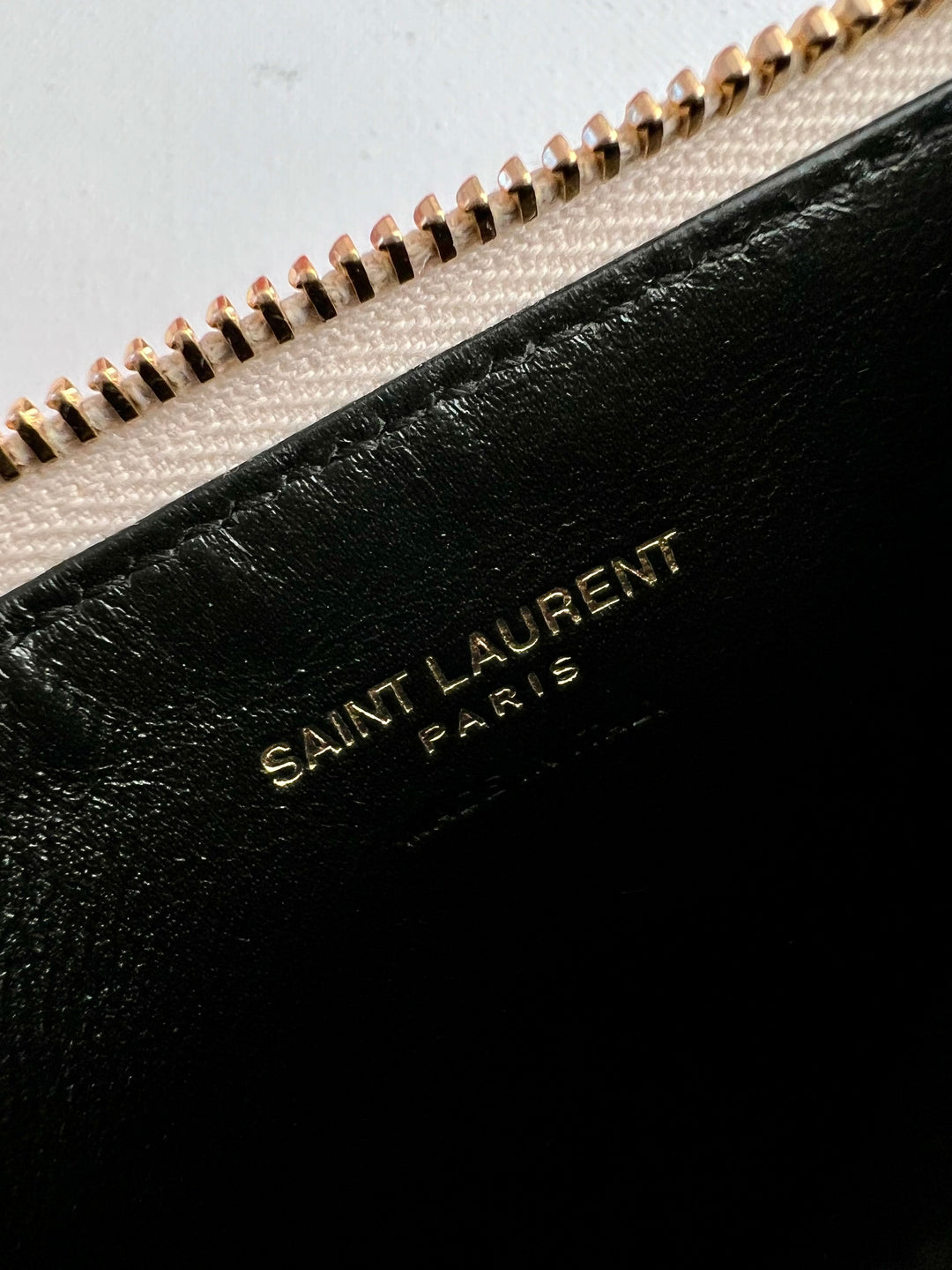 Saint Laurent Cassandre Fragments Zipped Card holder in Blanc Vintage